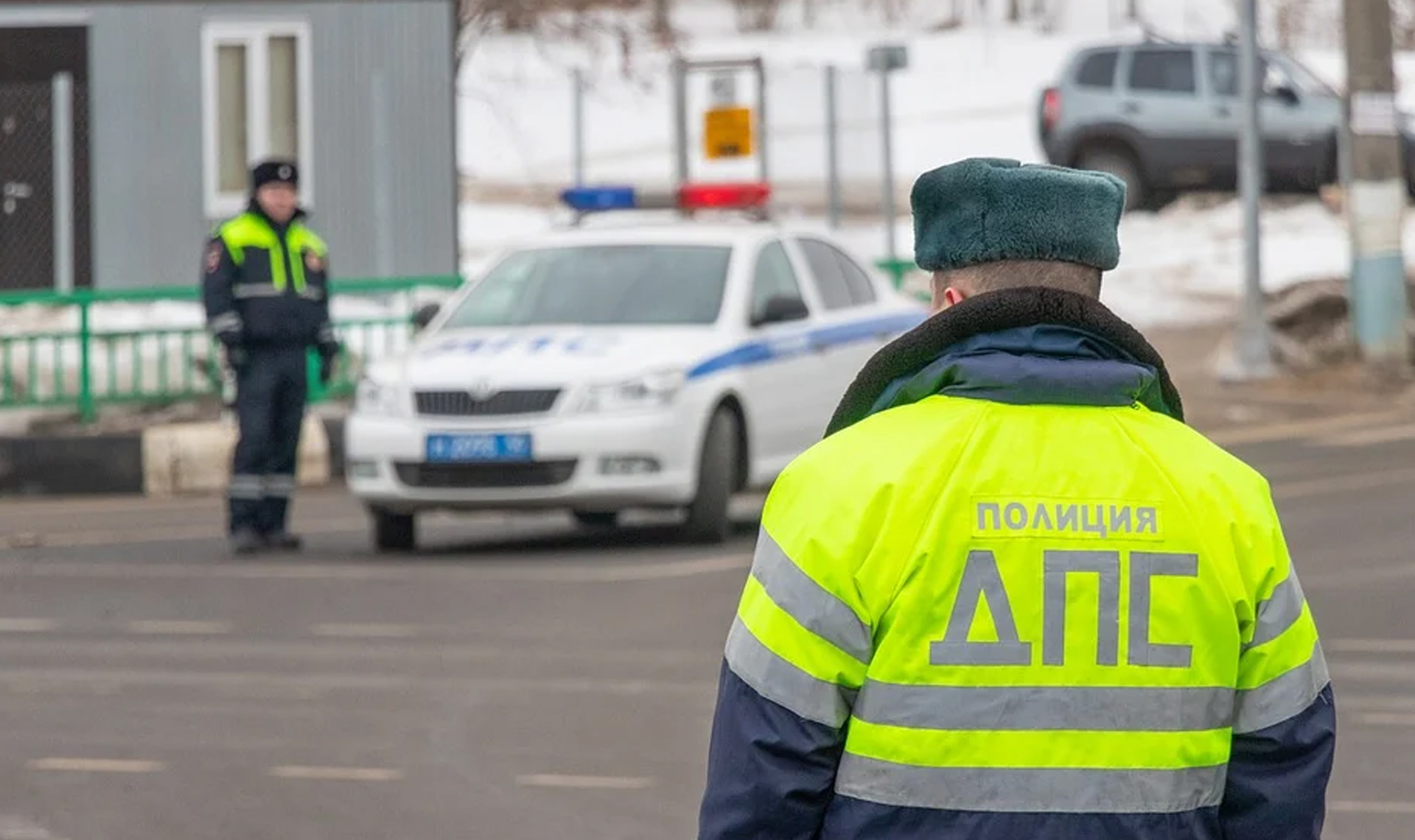 Инспекторы ДПС помогли женщине с ребенком, у которой в снегопад сломалась  машина - 31TV.RU