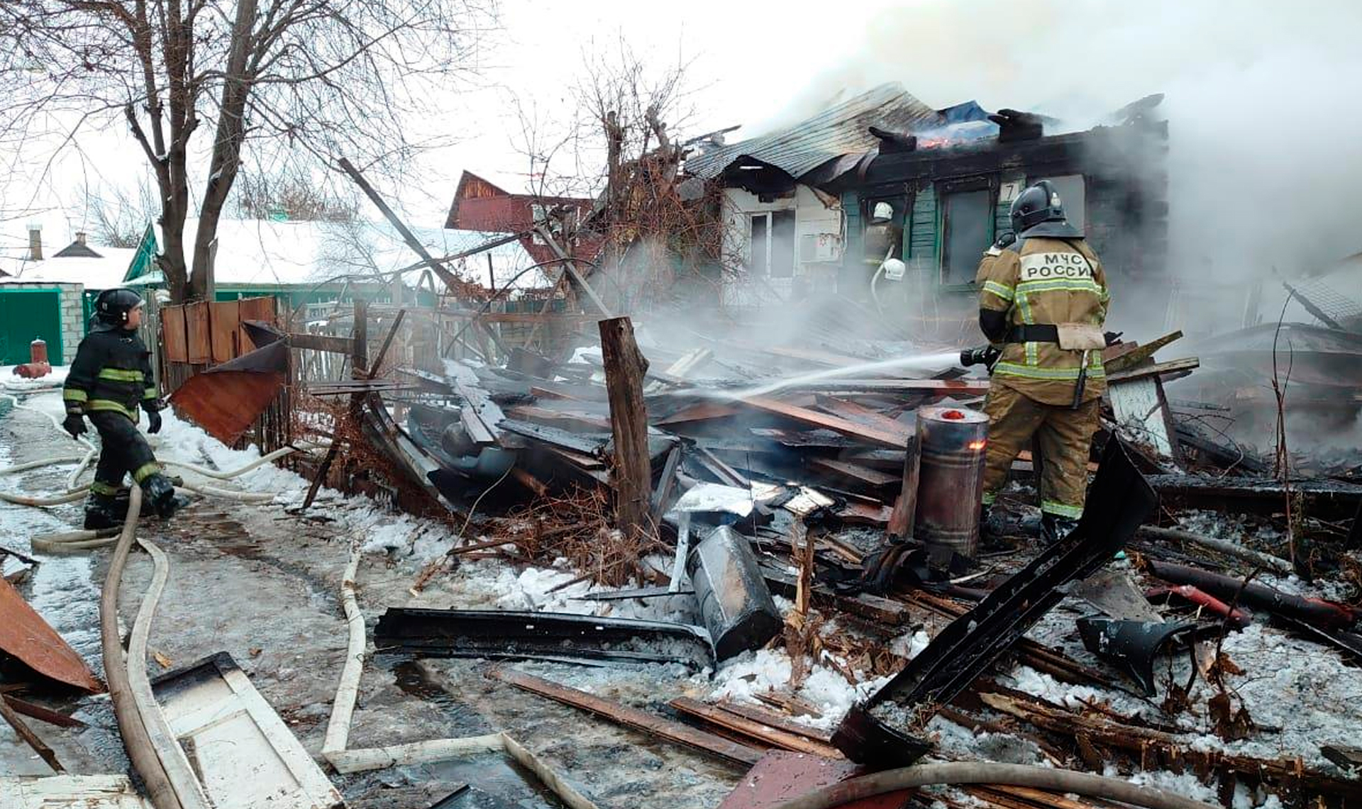 Что горит в октябрьском районе сейчас. Пожар в Октябрьском. Сгоревший дом в Октябрьском районе 31 декабря 2022. Пожар в Октябрьском районе. Уйское пожар.