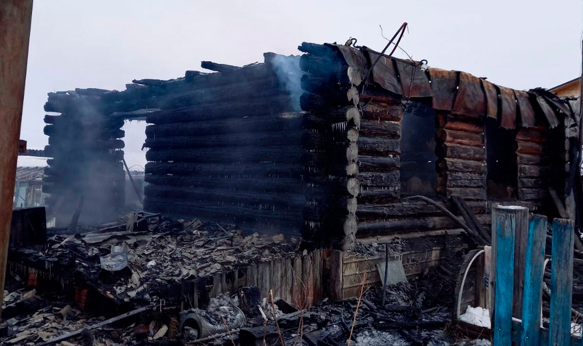 Село половинка челябинская область. Деревня половинка Челябинской области. Сгоревший дом. Сгоревшая деревня. Умирающие поселки Челябинской области.