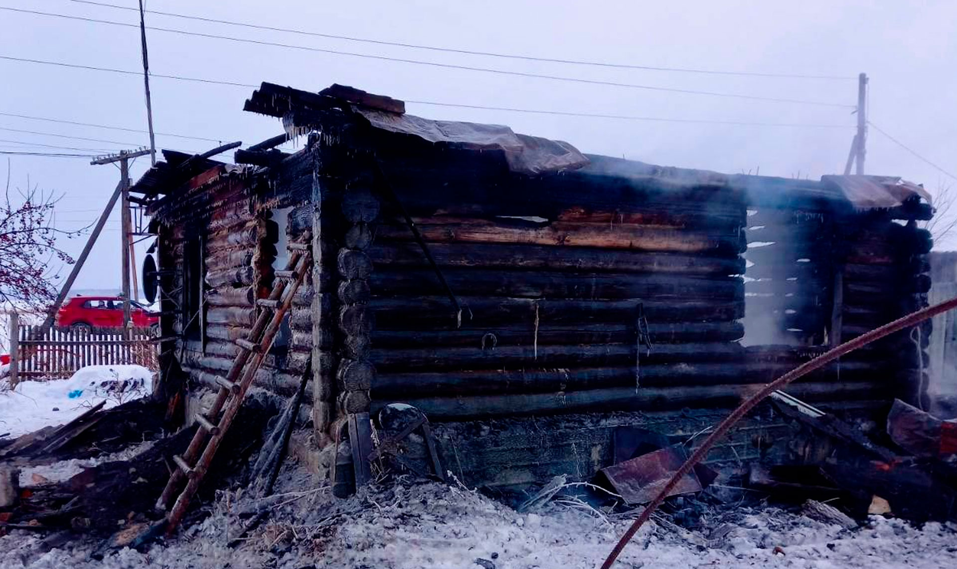 Село половинка челябинская область. Пожар в Челябинской области 27.01.2022. Деревня половинка Челябинской области. Пожар в деревне половинка Свердловская область. Горящий деревянный дом.