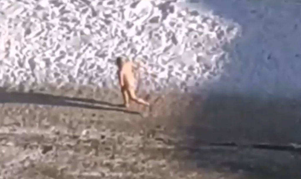 Голого мужчину с бюстгальтером видели на улице Чайковского