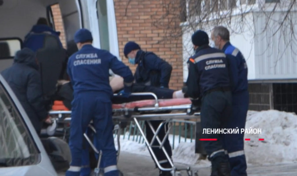 В Челябинске тучного мужчину пришлось вручную нести к медикам