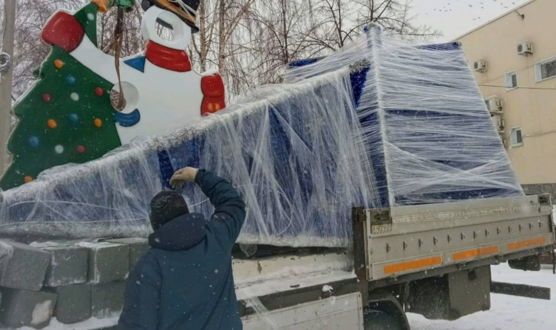 В Челябинске начался демонтаж новогодней иллюминации