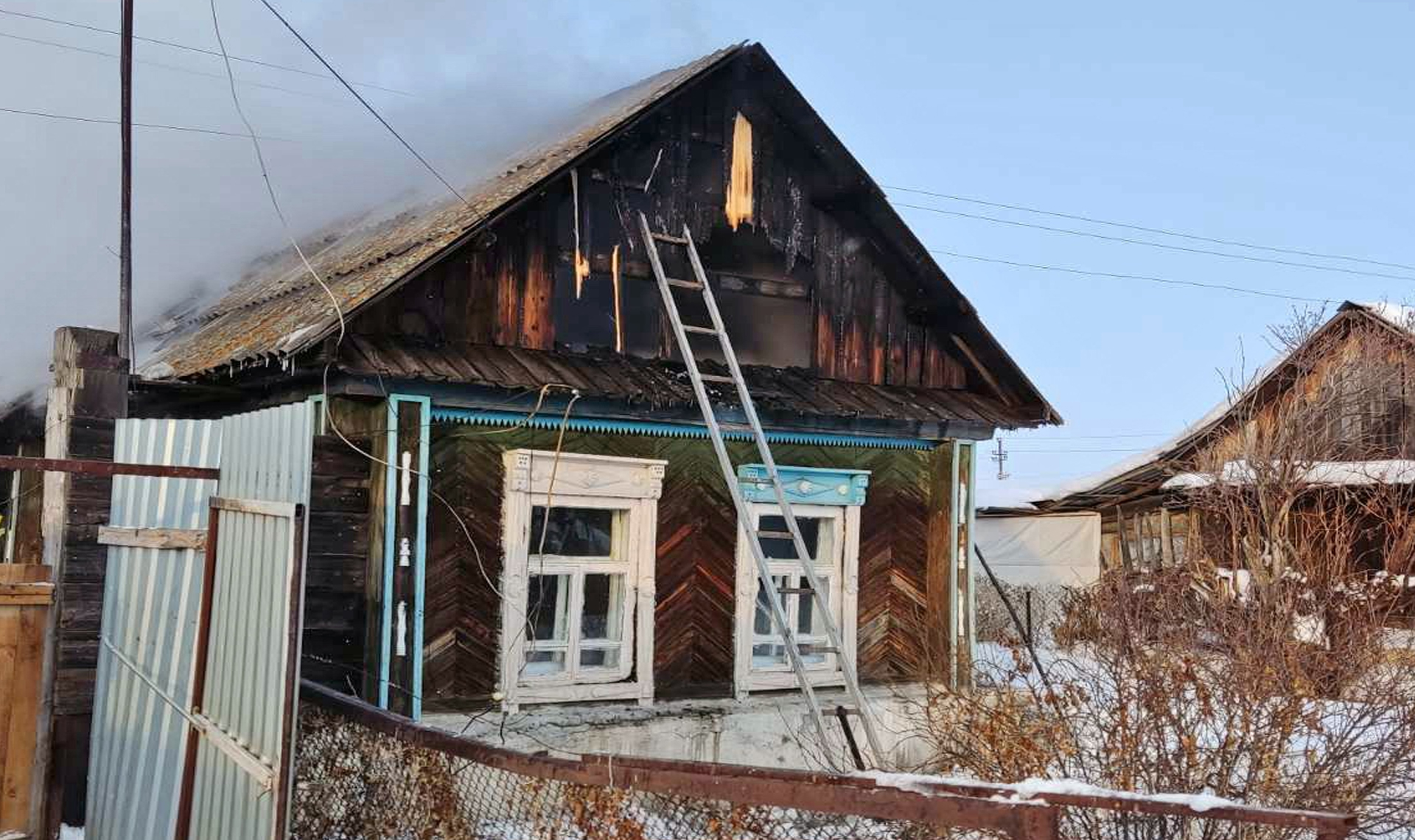 В селе Уйское загорелся частный дом. Пламя охватило кровлю