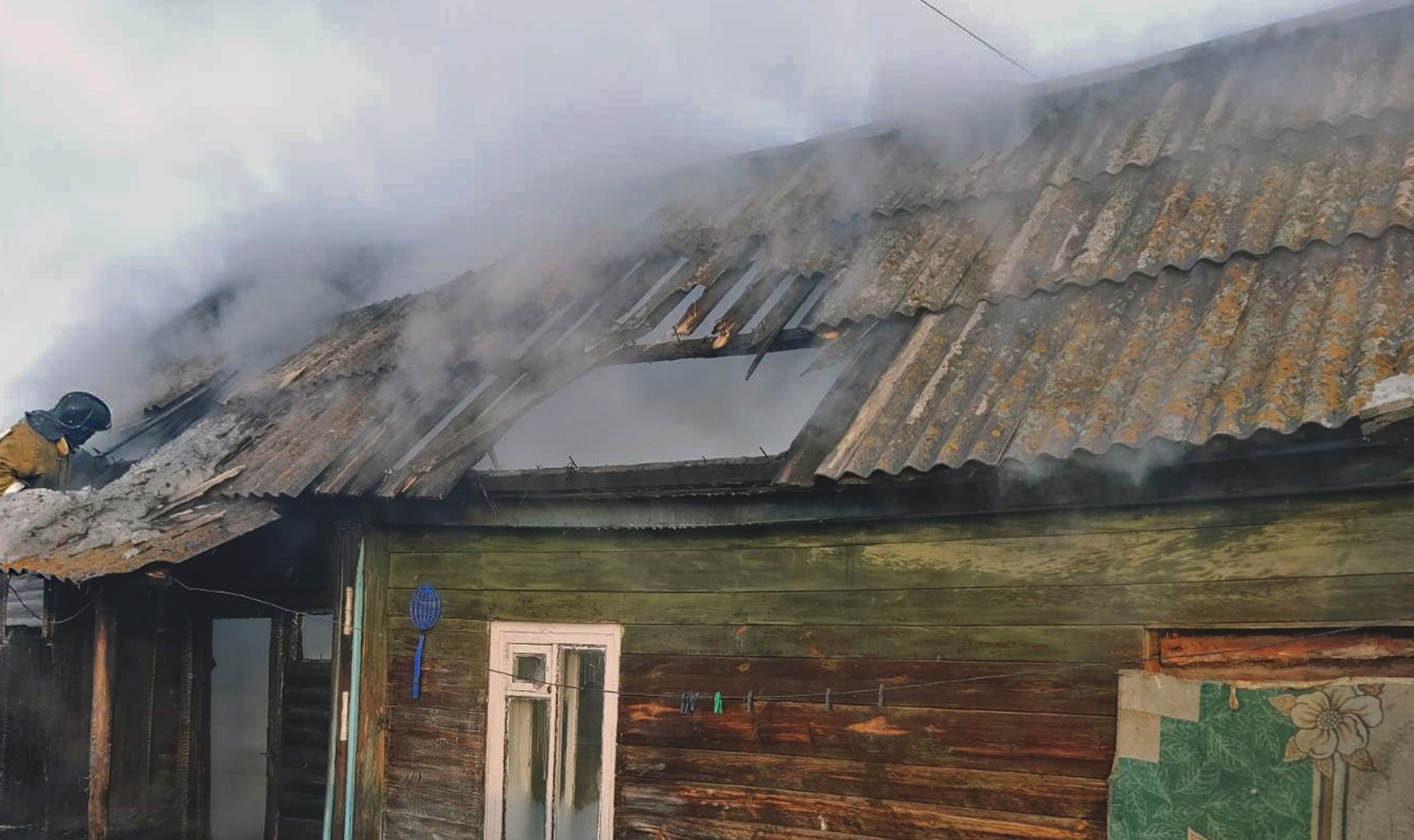 В селе Уйское загорелся частный дом. Пламя охватило кровлю