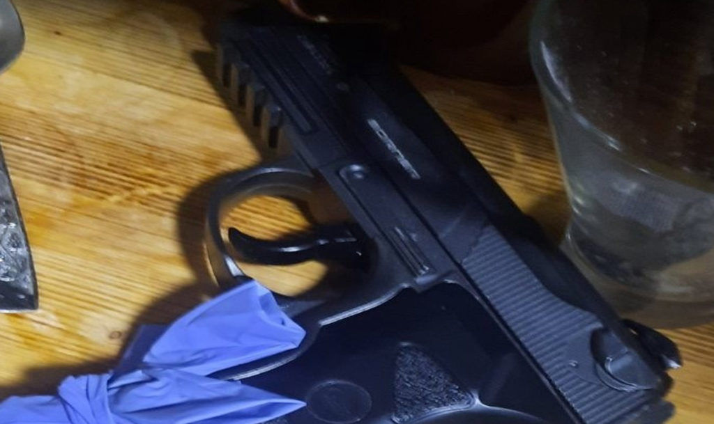 у несовершеннолетнего изъяли пистолет