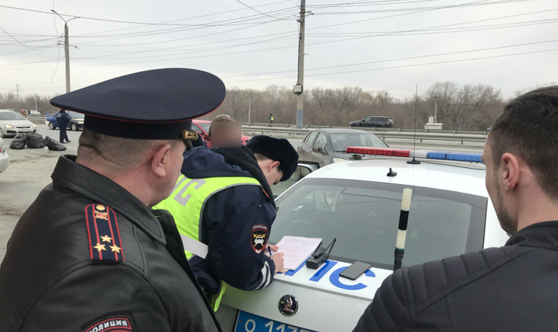 Дежурное гибдд челябинск. Сотрудник ГИБДД. Машина ГИБДД. Госавтоинспекция. Гаишники Челябинск.