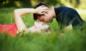 Более половины челябинцев верит в любовь с первого взгляда