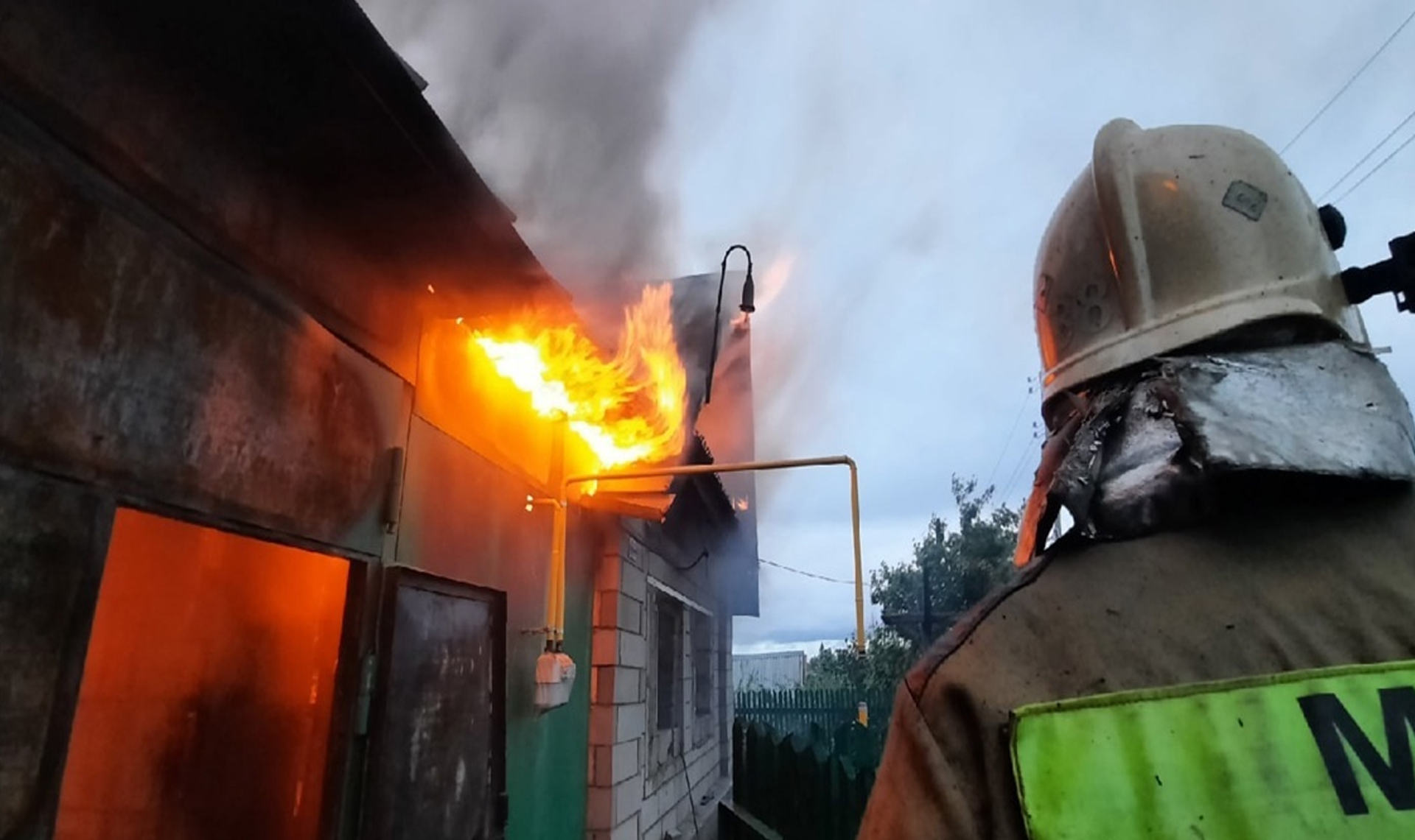 Из-за вспыхнувшей бани сгорел жилой дом и другие постройки