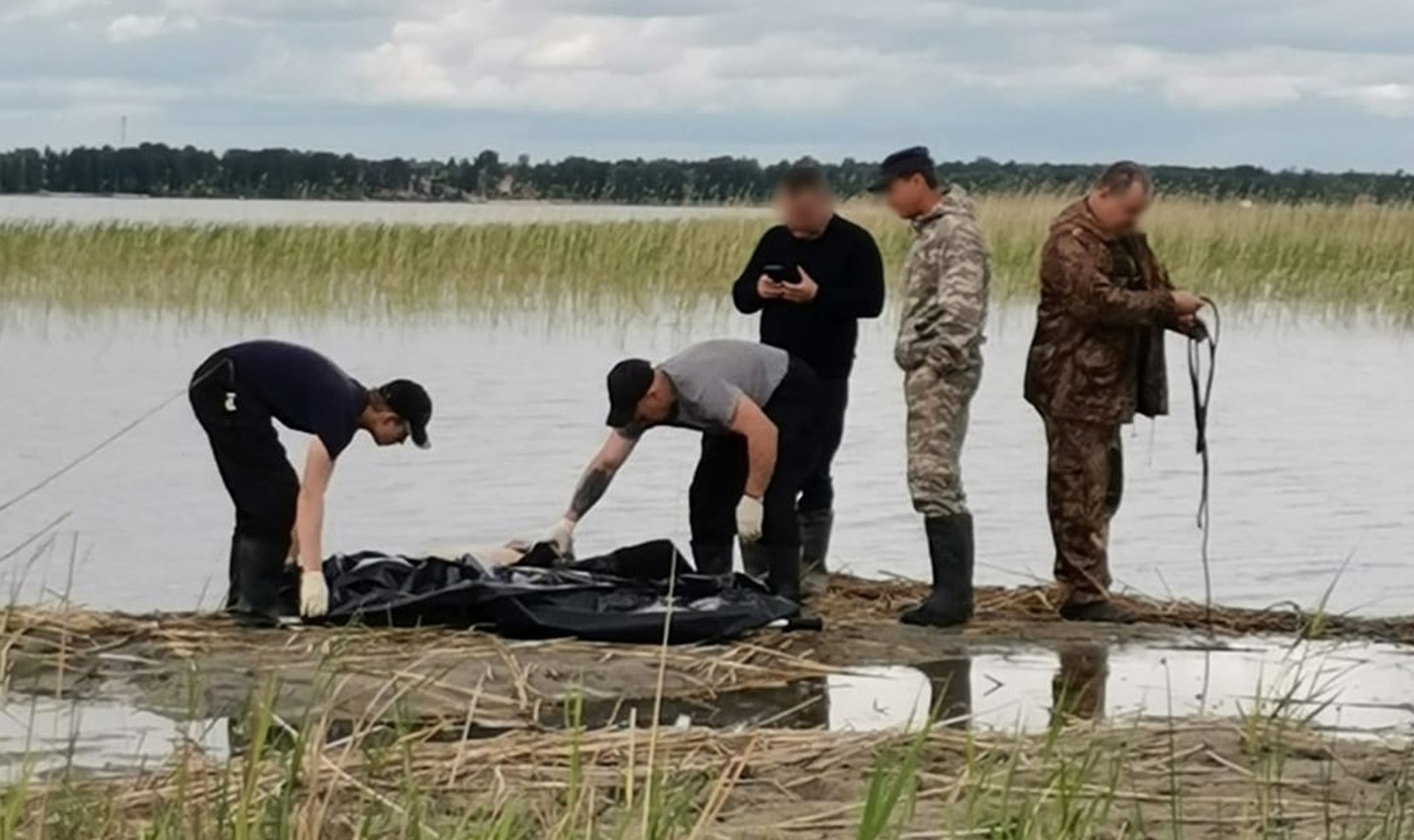 Новости с водоемов челябинская область. Озеро Сугояк рыбалка 2022. Рыбаки. Рыбалка на озере.