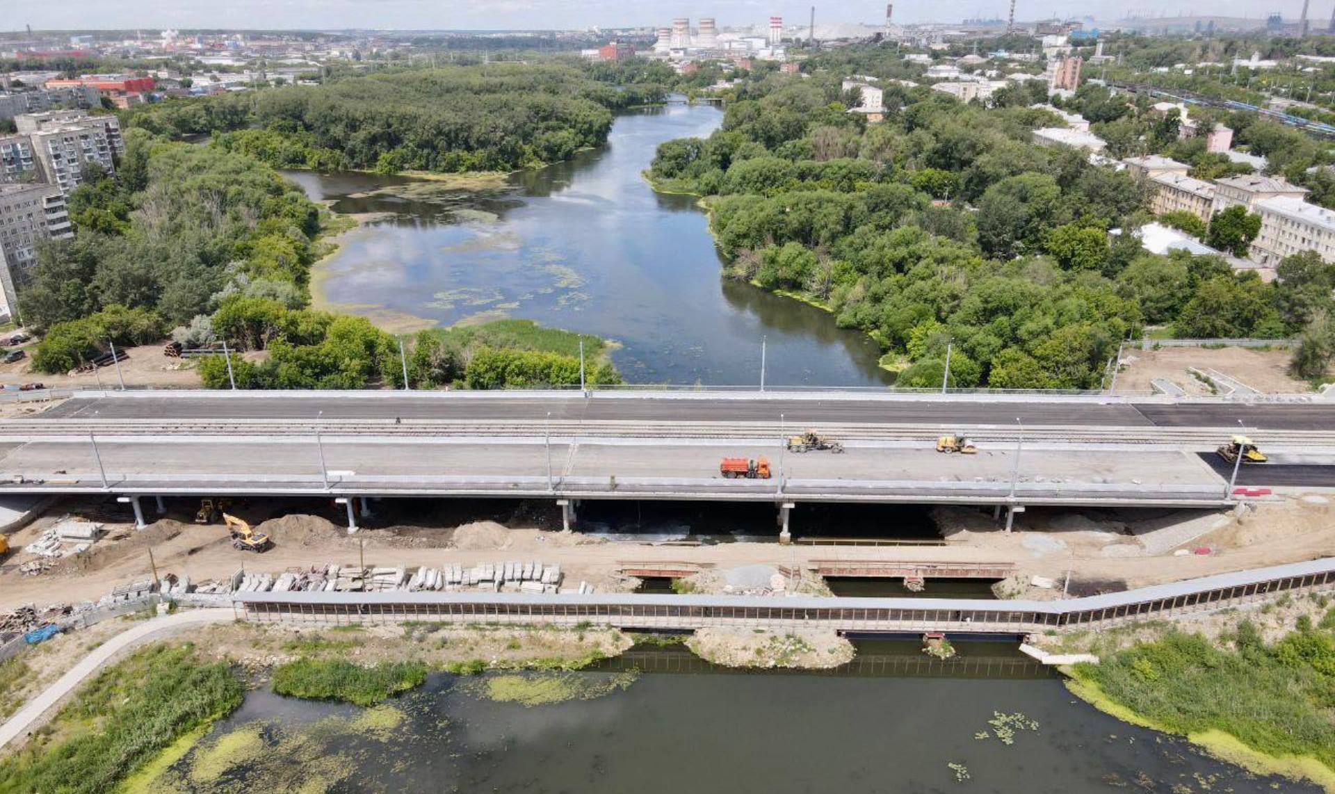 Когда откроют ленинградский мост. Ленинградский мост в Челябинске 2022. Новый Ленинградский мост в Челябинске. Ленинградский мост в Челябинске открыли. Мост через реку.