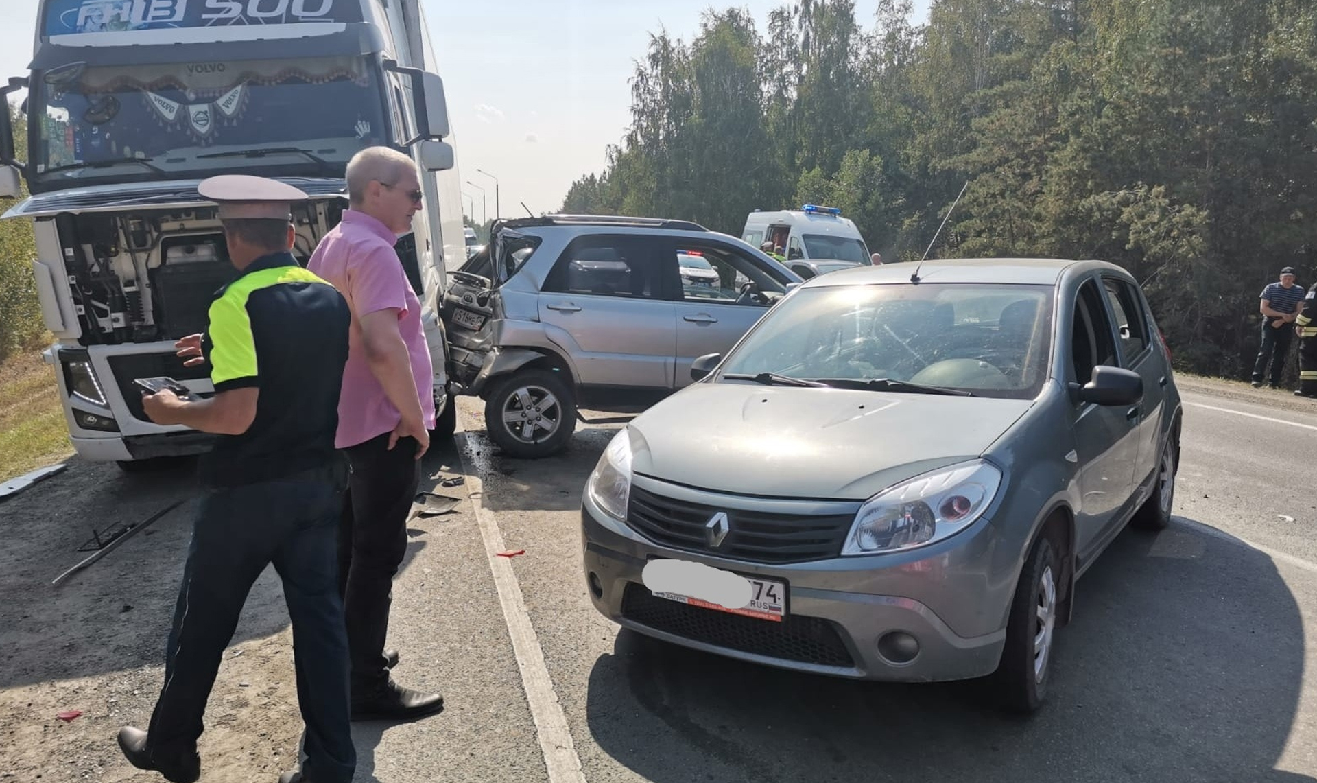 На трассе в Челябинской области произошла крупная авария с четырьмя  автомобилями