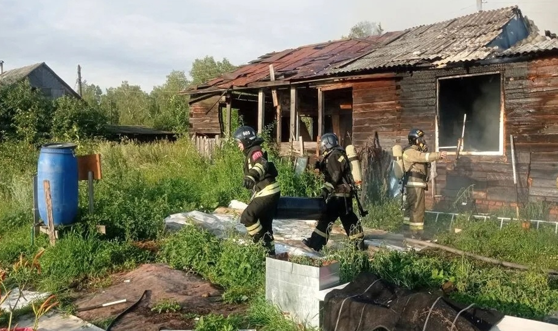 Пламя могло перейти на жилище соседей. В селе Тюбук сгорел дом