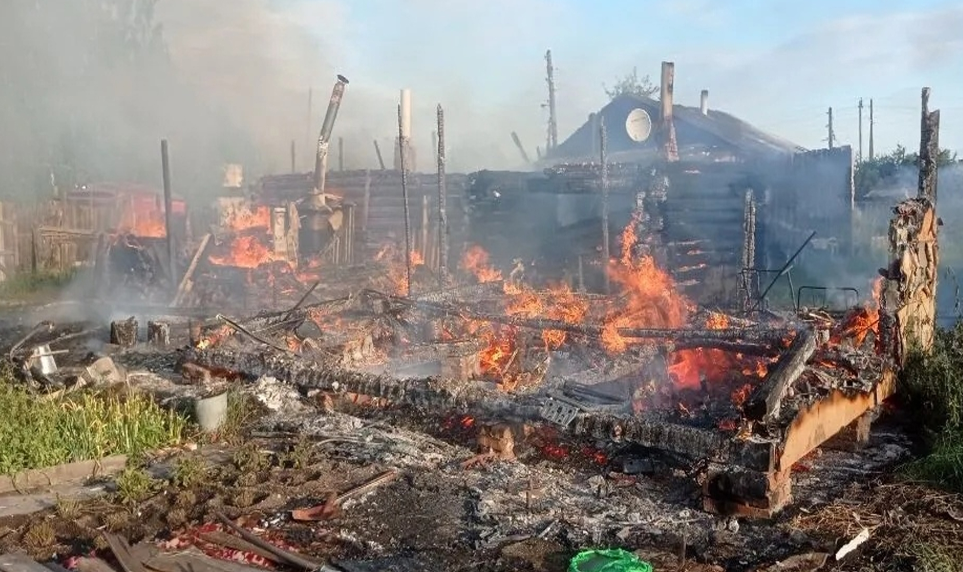 Пламя могло перейти на жилище соседей. В селе Тюбук сгорел дом