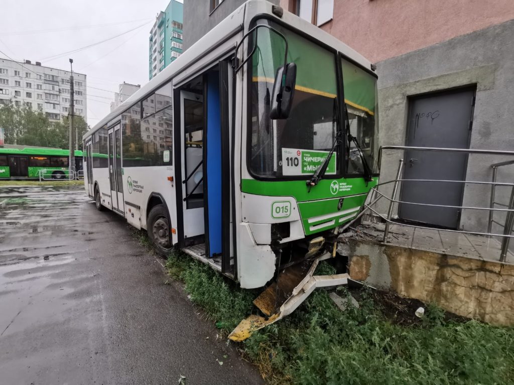 В Челябинске водитель автобуса после ДТП вылетел на крыльцо гостиницы. В  аварии пострадали два человека | 02.08.2022 | Челябинск - БезФормата