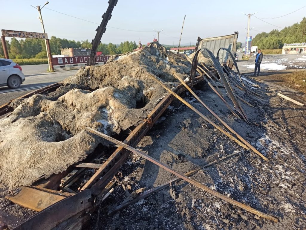 На трассе М-5 в Челябинской области сгорел прицеп грузовика | 23.08.2022 |  Челябинск - БезФормата