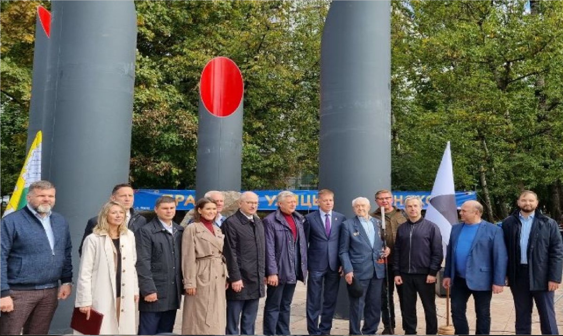 Улица в челябинске в честь. Челябинск город трудовой доблести. Памятник на Челябинской улице в Москве. Памятник трудовой доблести. Город трудовой доблести памятник.