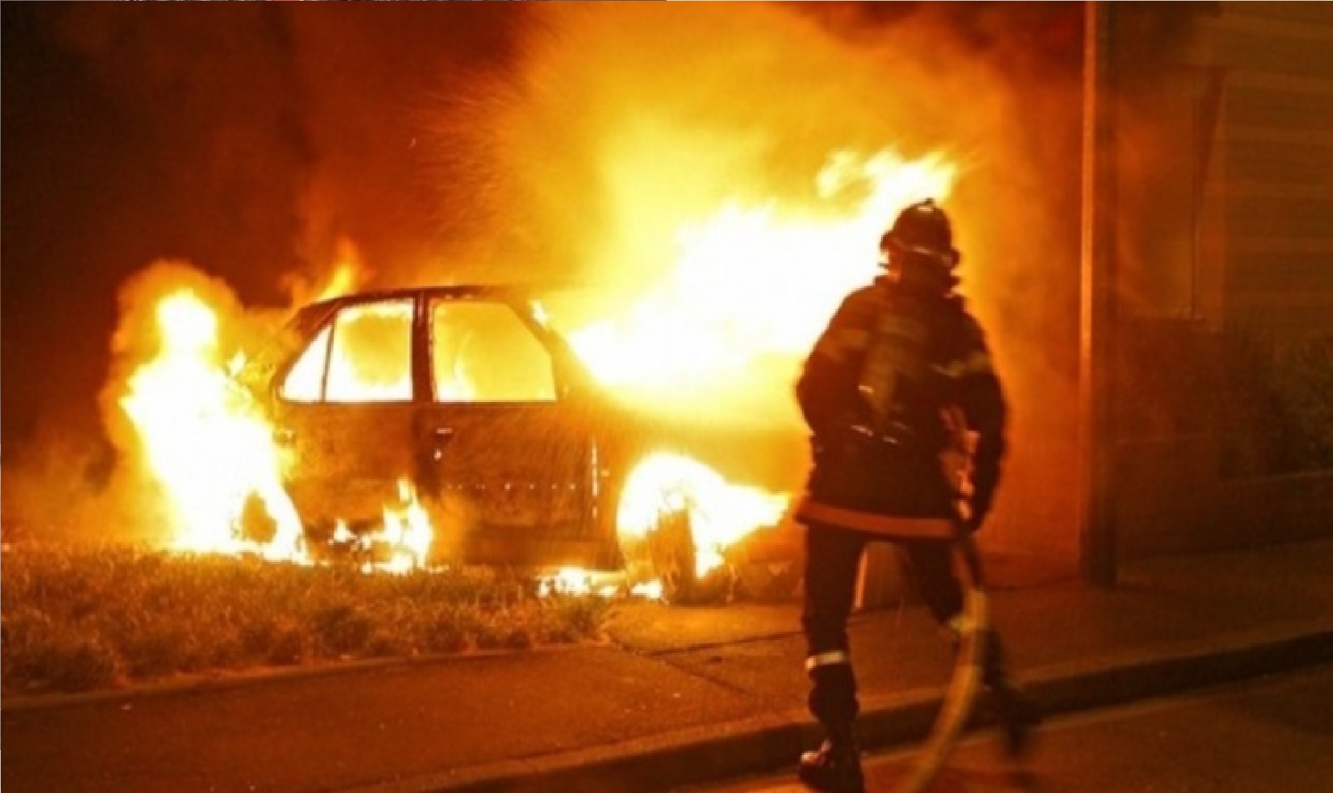 Пожарные тушат горящую машину