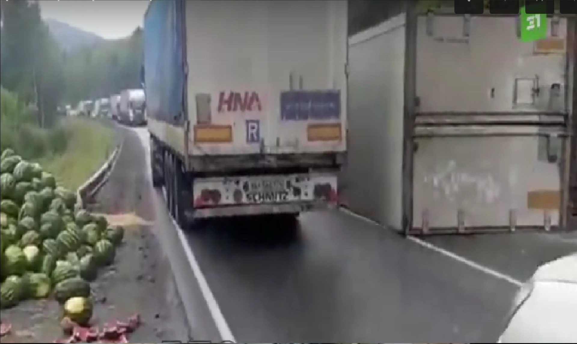 перевернулась фура с арбузами