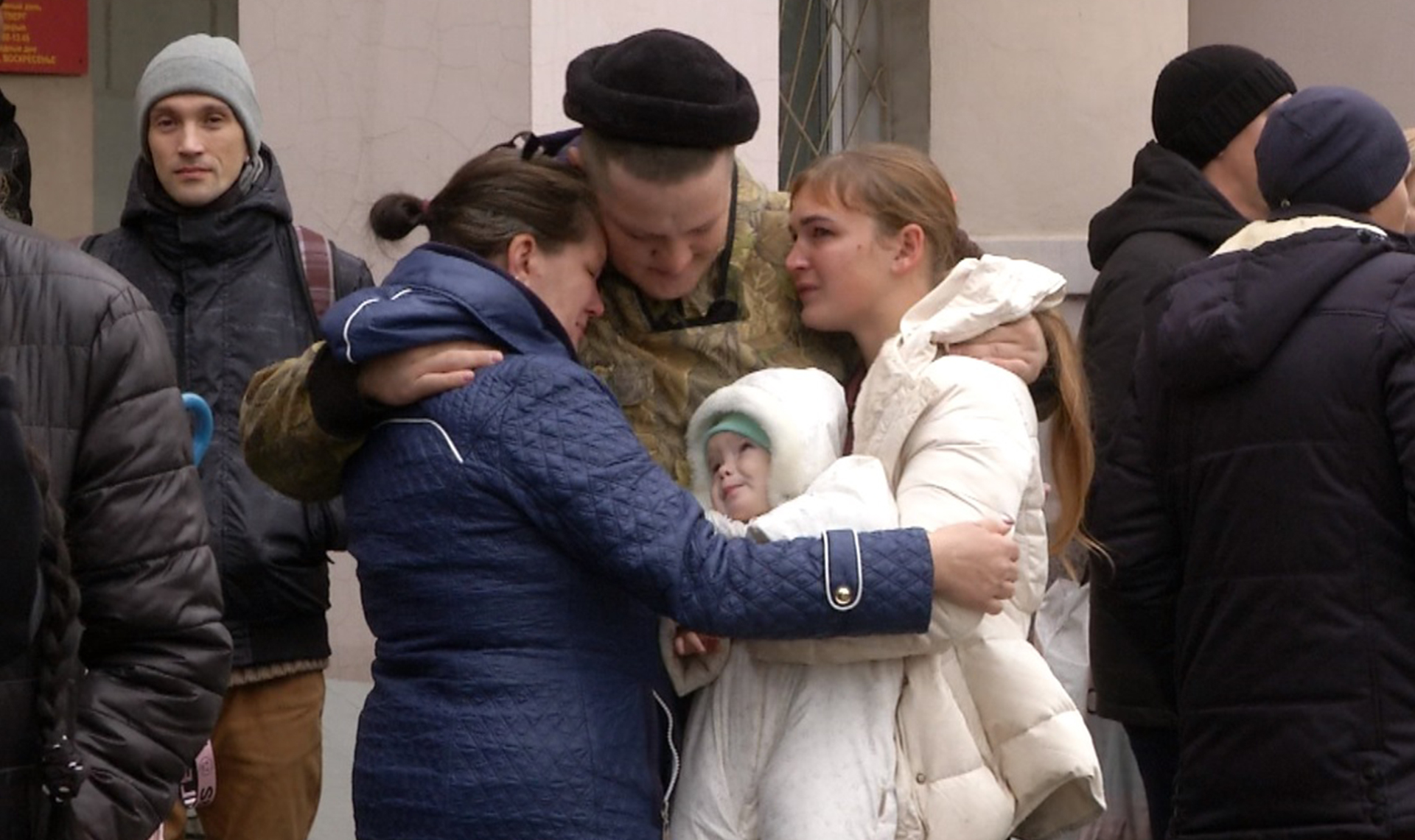 Домой мобилизованных вернут последние новости на сегодня. Мобилизация многодетных отцов. Мобилизованным многодетным. Мобилизованные многодетные отцы. Многодетные отцы прощаться на мобилизацию с детьми.