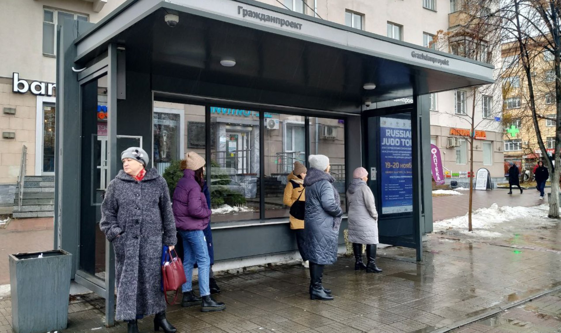 В Челябинске продолжают обновлять остановки общественного транспорта |  17.11.2022 | Челябинск - БезФормата