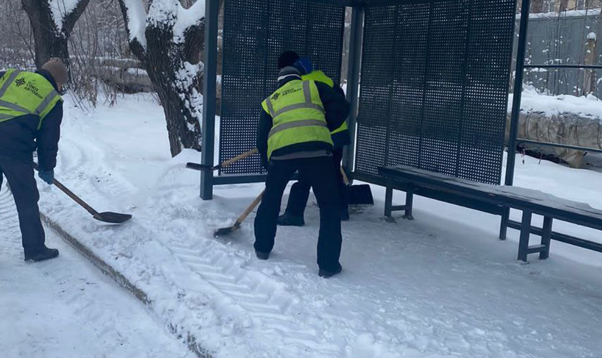 Подрядчикам поручили очистить остановки в Челябинске от снега за 2-3 дня |  28.11.2022 | Челябинск - БезФормата