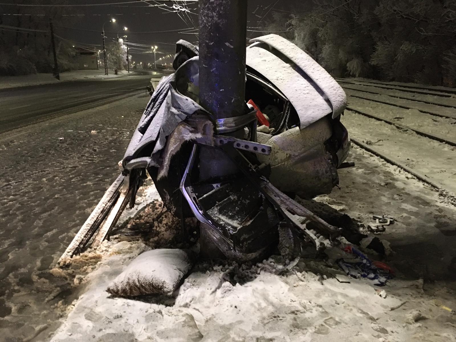 В Челябинске автомобиль намотало на столб. Пострадали 3 человека