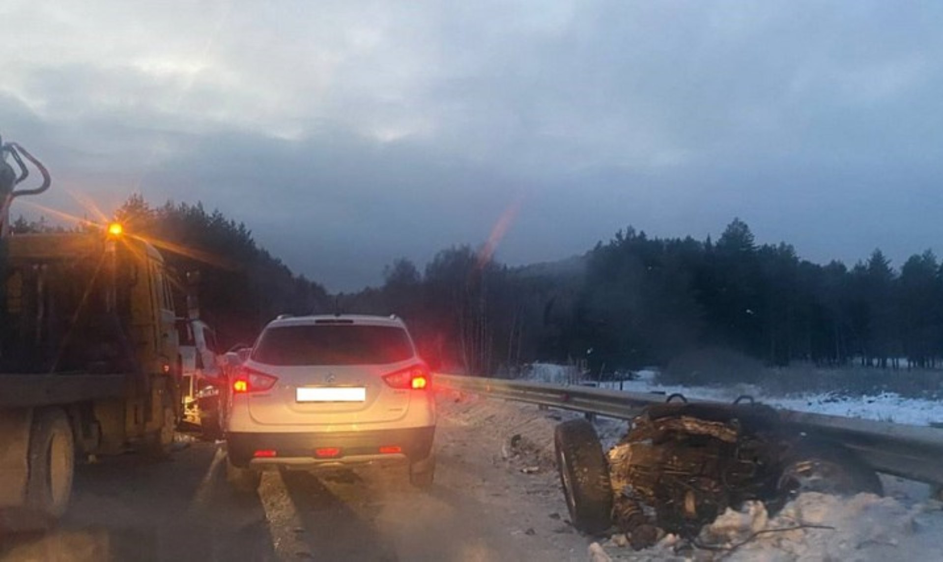 На трассе в Челябинской области у автомобиля вырвало двигатель