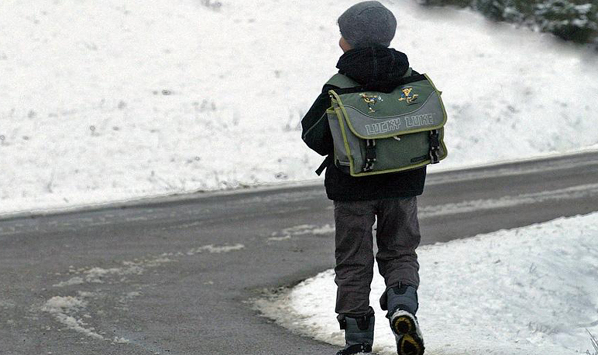 По дороге из школы домой. Школьник зимой идет. Школьники идут зима. Дети идут в школу зимой. Школьники идут в школу зимой.