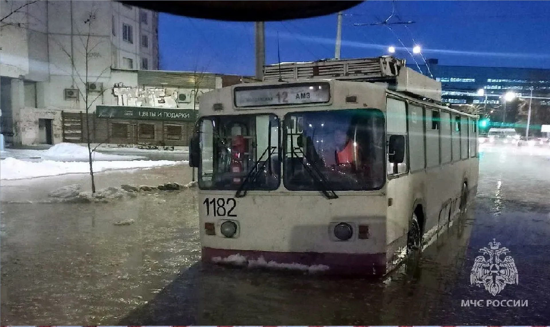 В Челябинске спасатели эвакуировали пассажиров троллейбуса, застрявшего на  затопленном проспекте