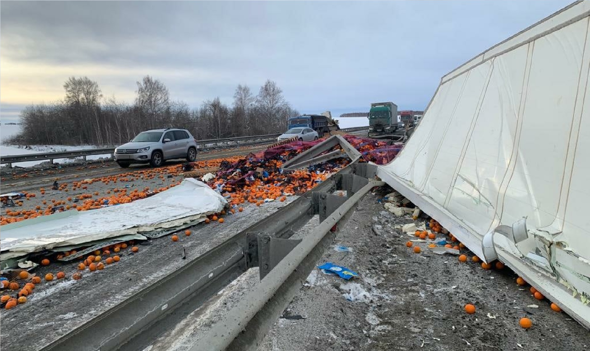 Фура с апельсинами перевернулась на трассе М5