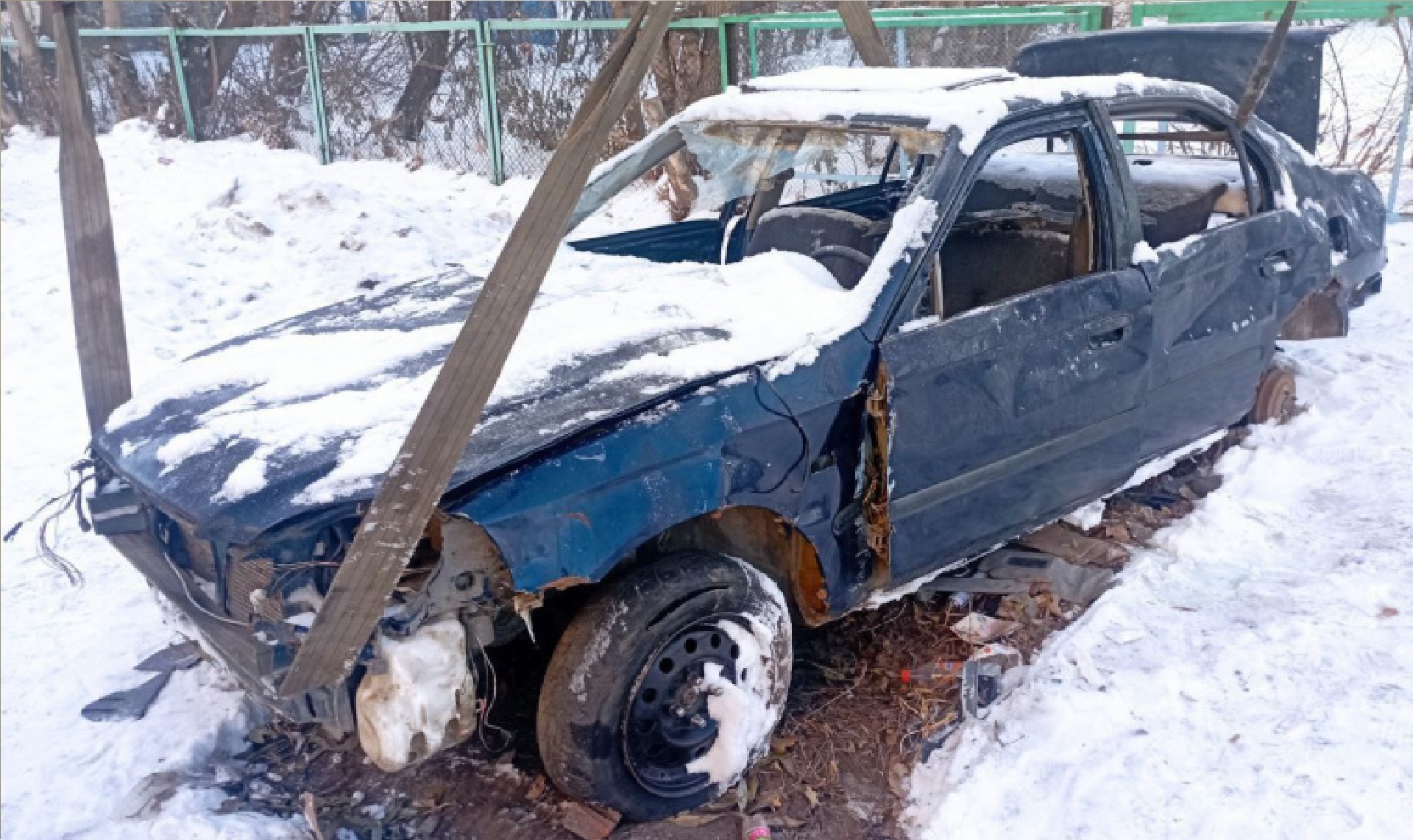 Из двора в Тракторозаводском районе Челябинска эвакуировали брошенный  автомобиль