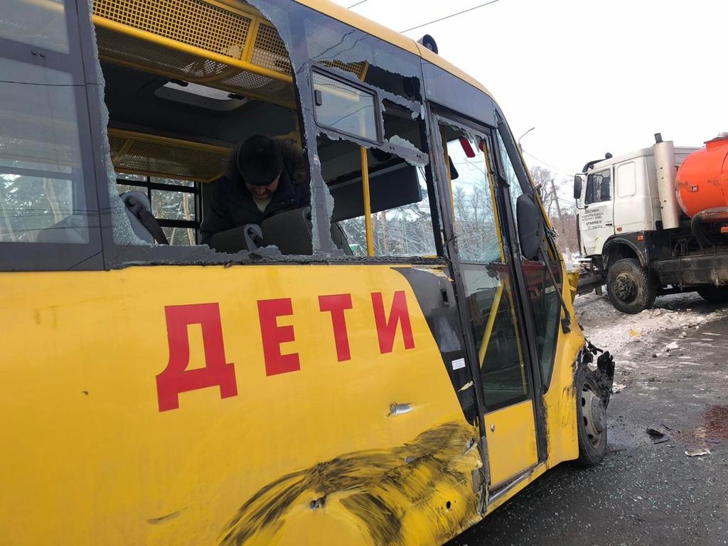 В Челябинске автобус с надписью «дети» столкнулся с грузовиком | 02.12.2022  | Челябинск - БезФормата