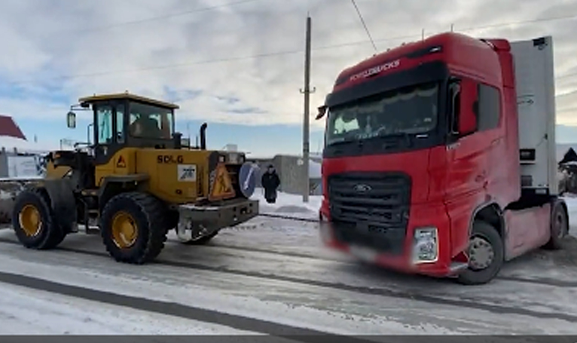 Дальнобойщик оказался в снежной ловушке на трассе