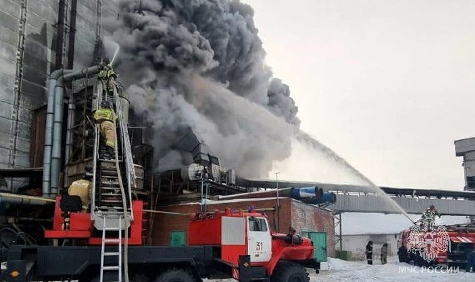 Пожар троицке челябинской. Пожар на зерносушилке. Пожар на элеваторе. Промышленный пожар.