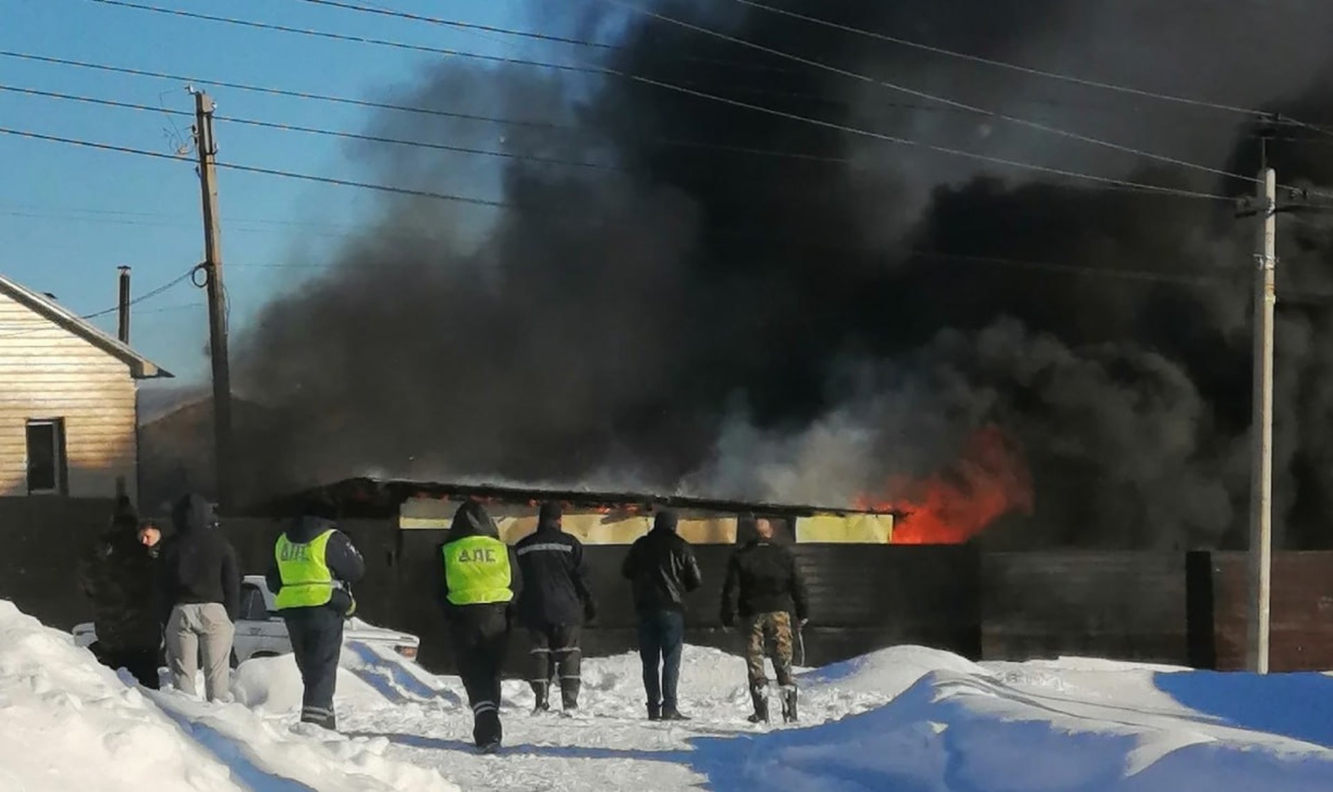 В Магнитогорске загорелся гараж с двумя машинами