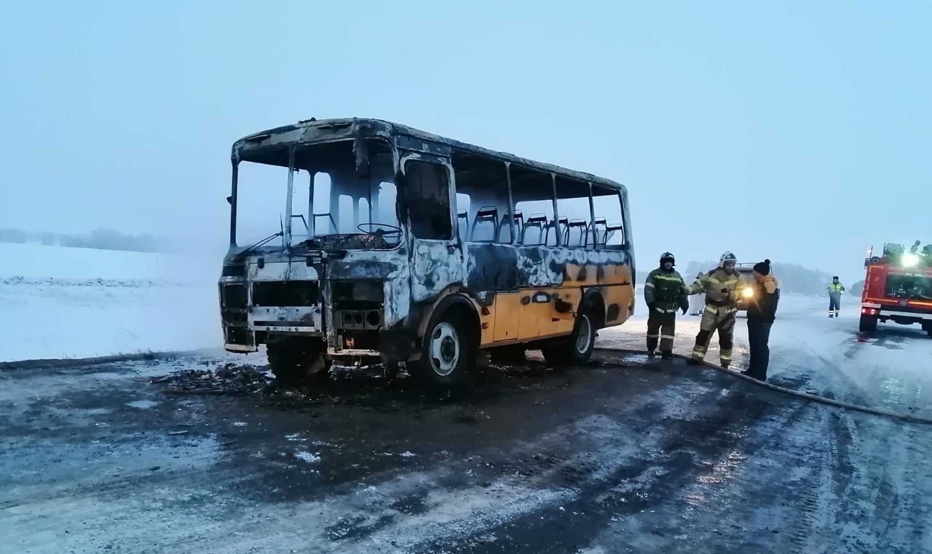 Школьный автобус сгорел на трассе в Троицке | 07.02.2023 | Челябинск -  БезФормата