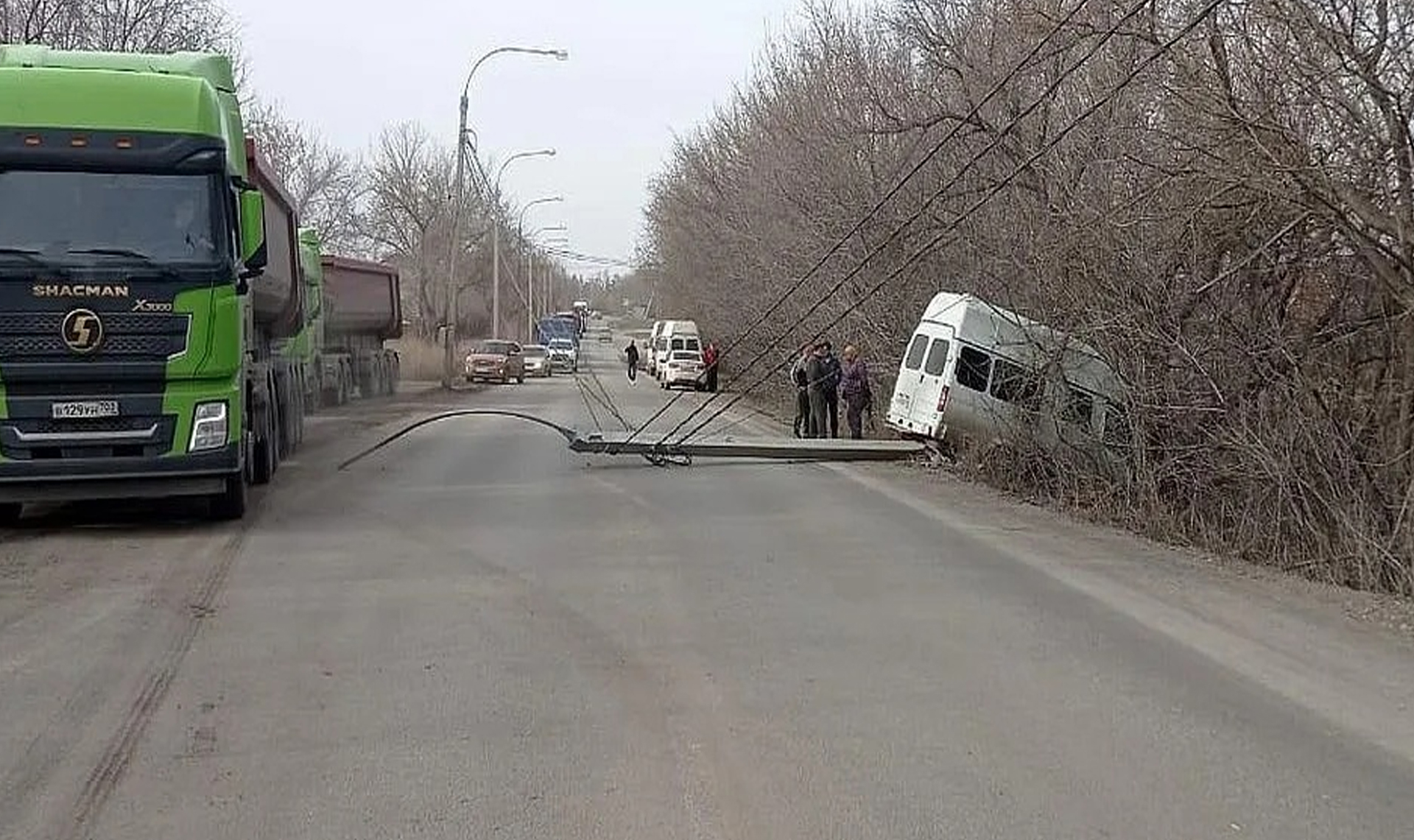 Маршрутка врезалась в электроопору, которая упала на иномарку