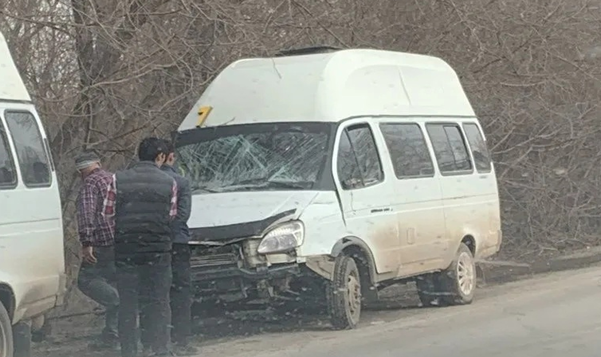 Маршрутка врезалась в электроопору, которая упала на иномарку