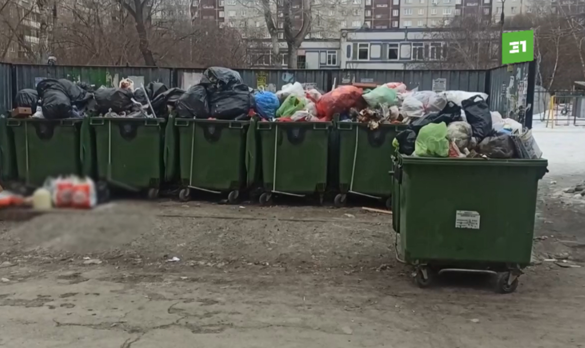 Трэш у дома. Жители Калининского района жалуются на гигантскую свалку,  которая растет прямо под окнами квартир