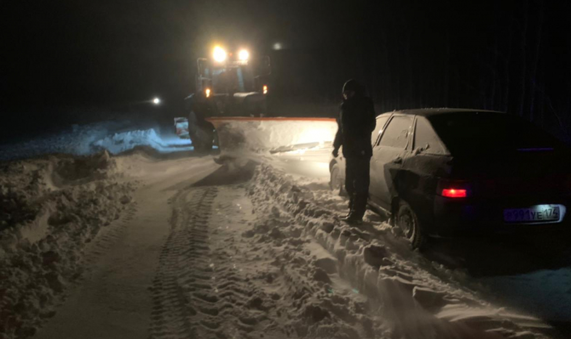 Полицейские вызволили из снежного плена десяток авто