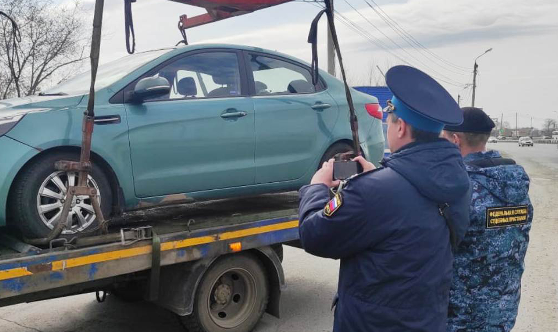 На въезде в Челябинск приставы изъяли машины у двух должников