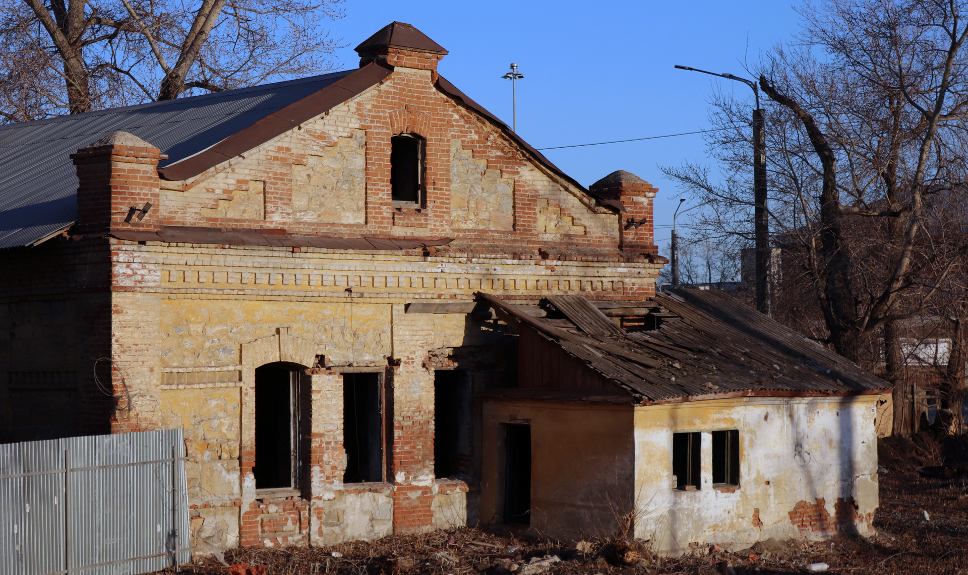 Владелец старинной насосной требует демонтировать часть жилого дома,  построенного компанией Лакницкого