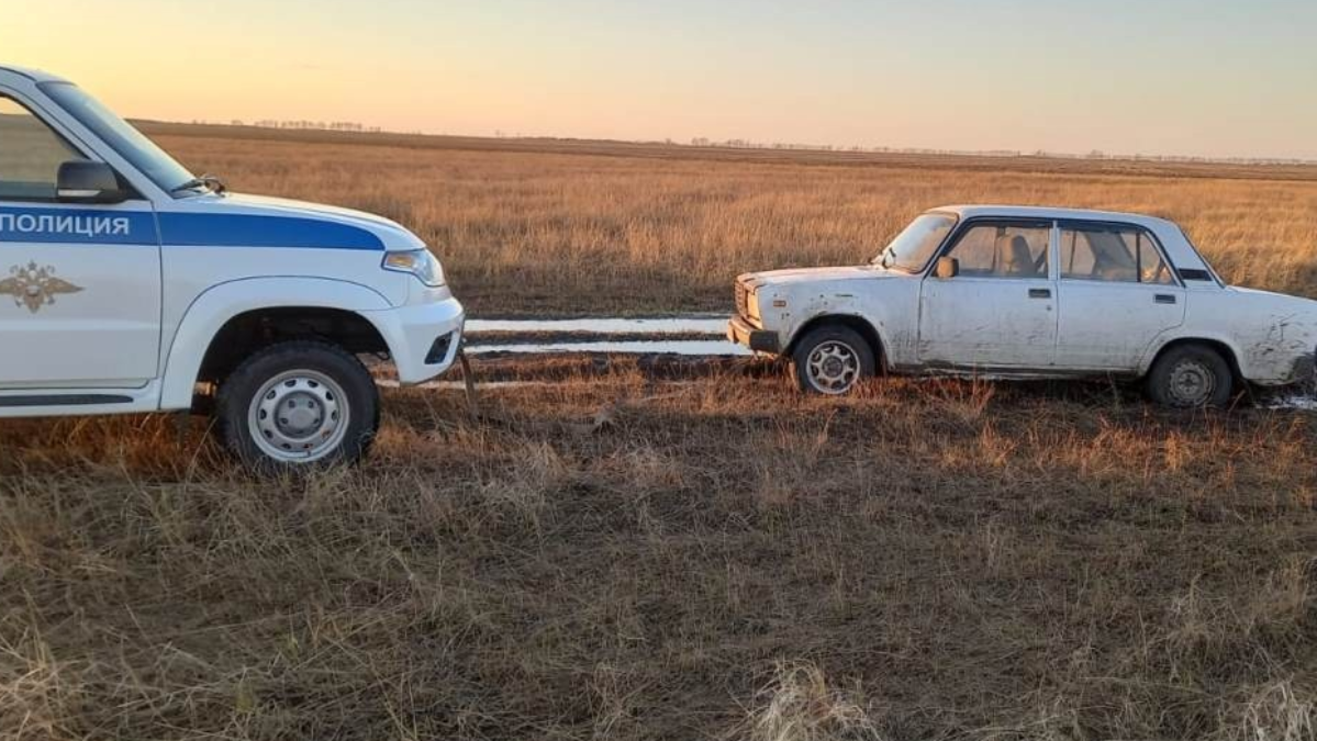 В с. Маячное полицейский помог мужчине вызволить застрявшее авто