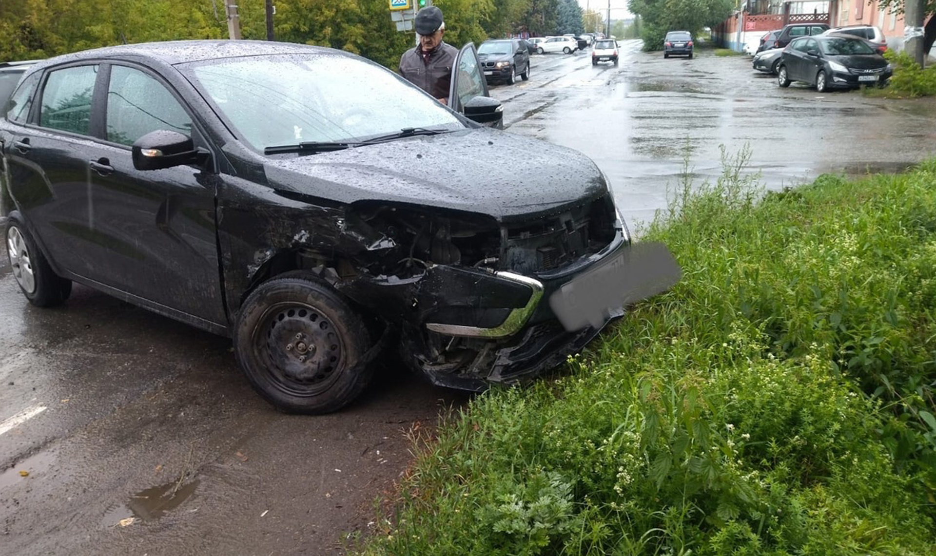 В Каслях автомобиль ДПС столкнулся с легковушкой и врезался в столб