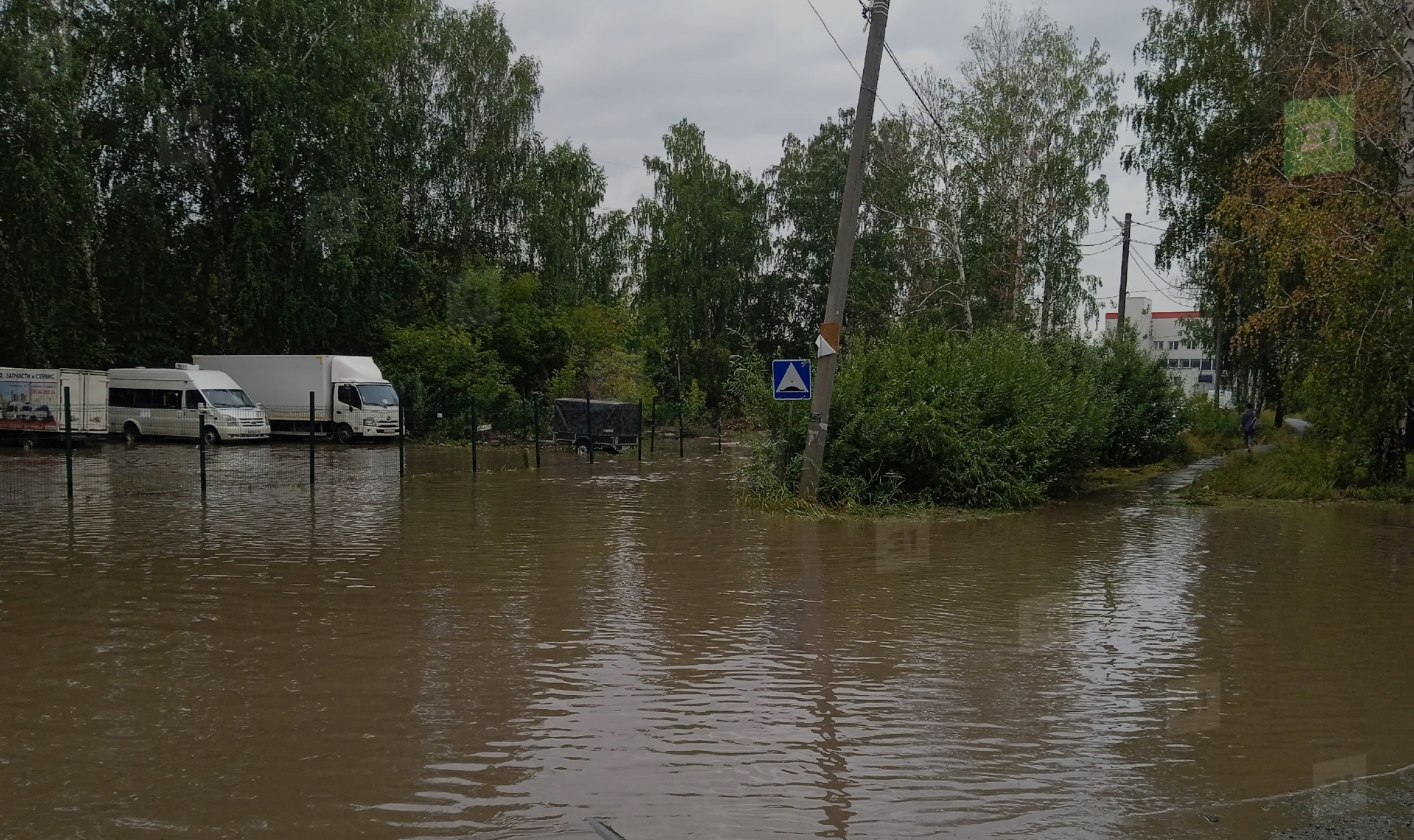 Люди заблокированы, машины тонут». Одну из улиц Челябинска сильно затопило  во время дождя