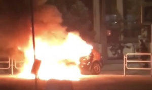 Чуть не убил себя и пассажиров. На Меридиане каршеринговая машина с пьяным водителем влетела в столб и загорелась