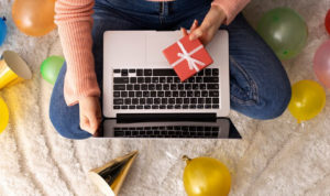 поздравление в социальных сетях. подарки