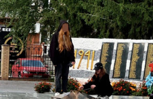 Подростки 11 и 12 лет решили пожарить сосиски на Вечном огне, но попали на видео.