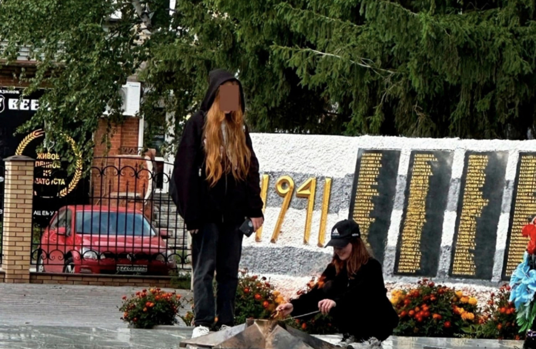 Жарили еду на Вечном огне. Родителей девочек, осквернивших мемориал,  привлекут к ответственности